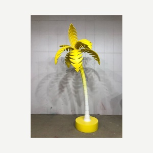 Canopy and trunk proportion on the same artificial palm display