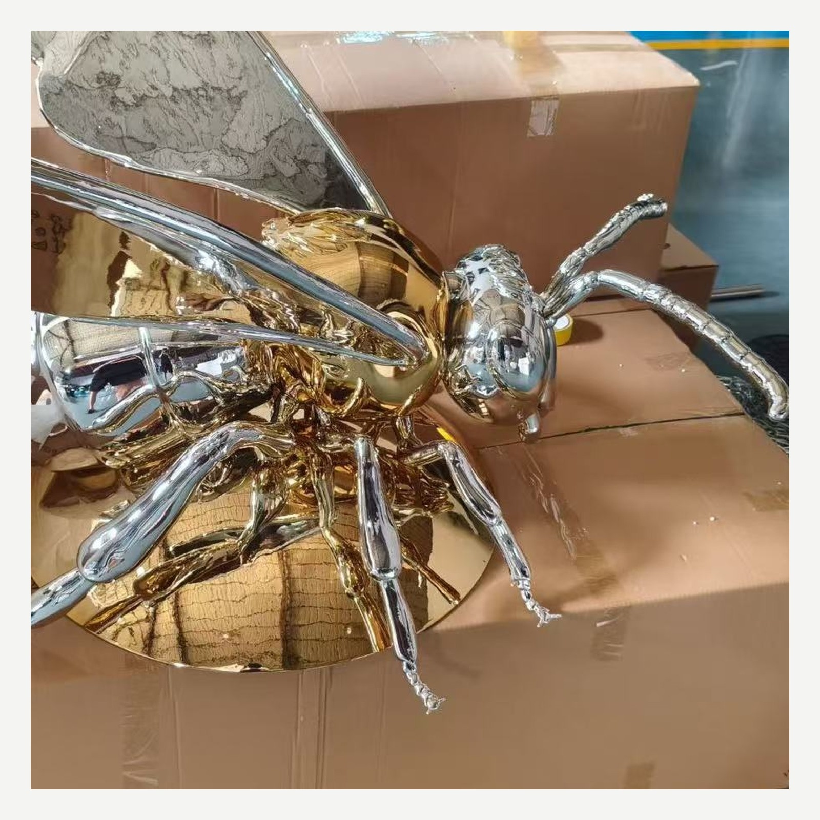 Reflective body, wing and leg detail on the same insect sculpture