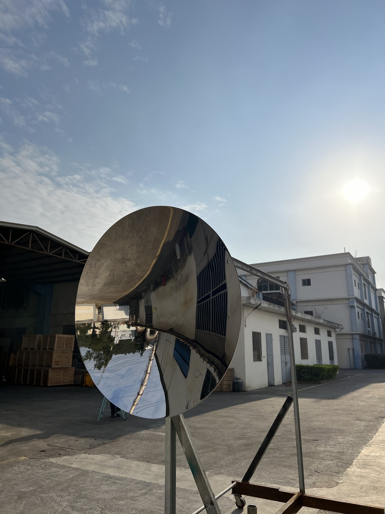 Mirror surface and edge profile of the same concave disc sculpture