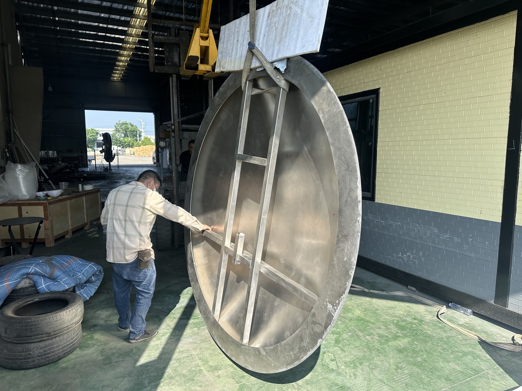 Rear reinforcement structure of the same convex mirror stainless steel disc