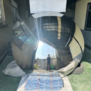 Mirror finish and curved edge detail on the same sculpture