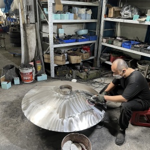 Surface finishing process for the same stainless steel disc form