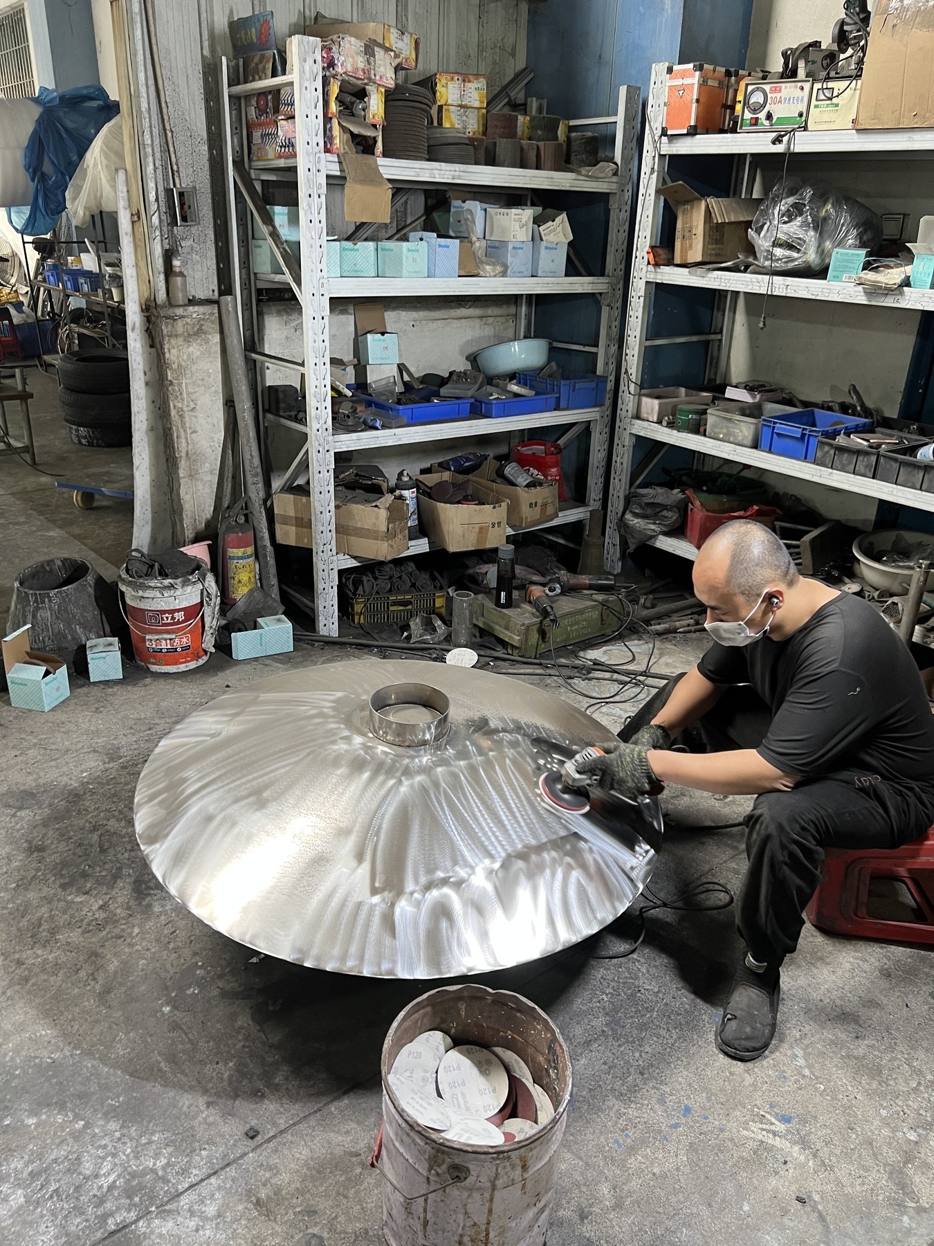Surface finishing process for the same stainless steel disc form