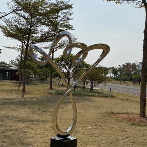 Side view of the same mirror stainless steel ribbon sculpture