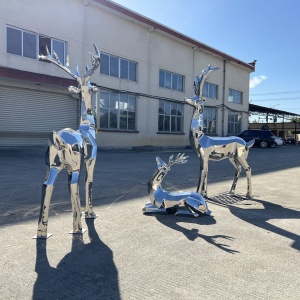 Mirror stainless steel deer family sculpture group for a landscape project