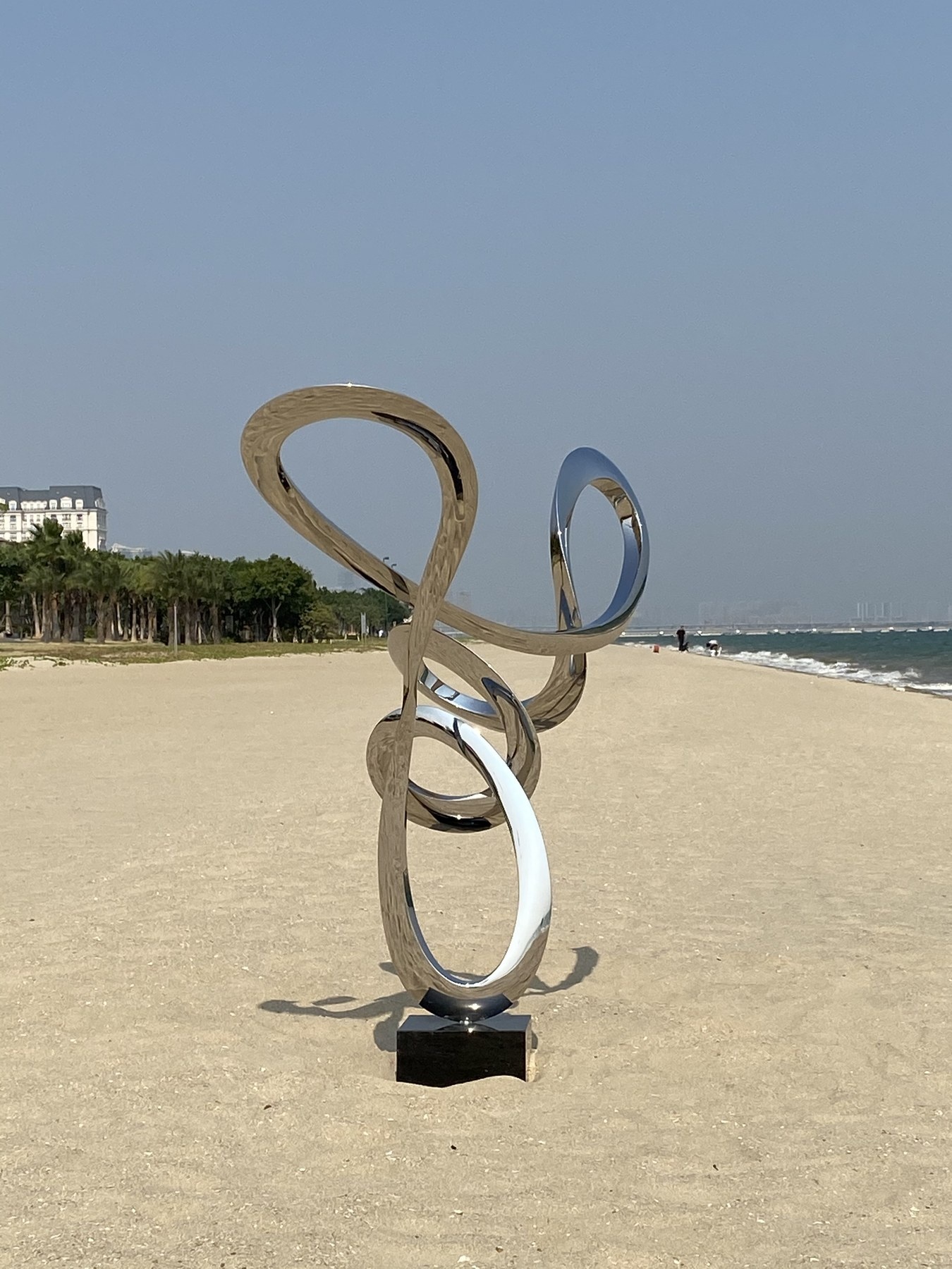 Full profile of the same flowing loop sculpture