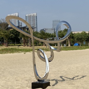 Landscape context for the same mirror stainless steel sculpture