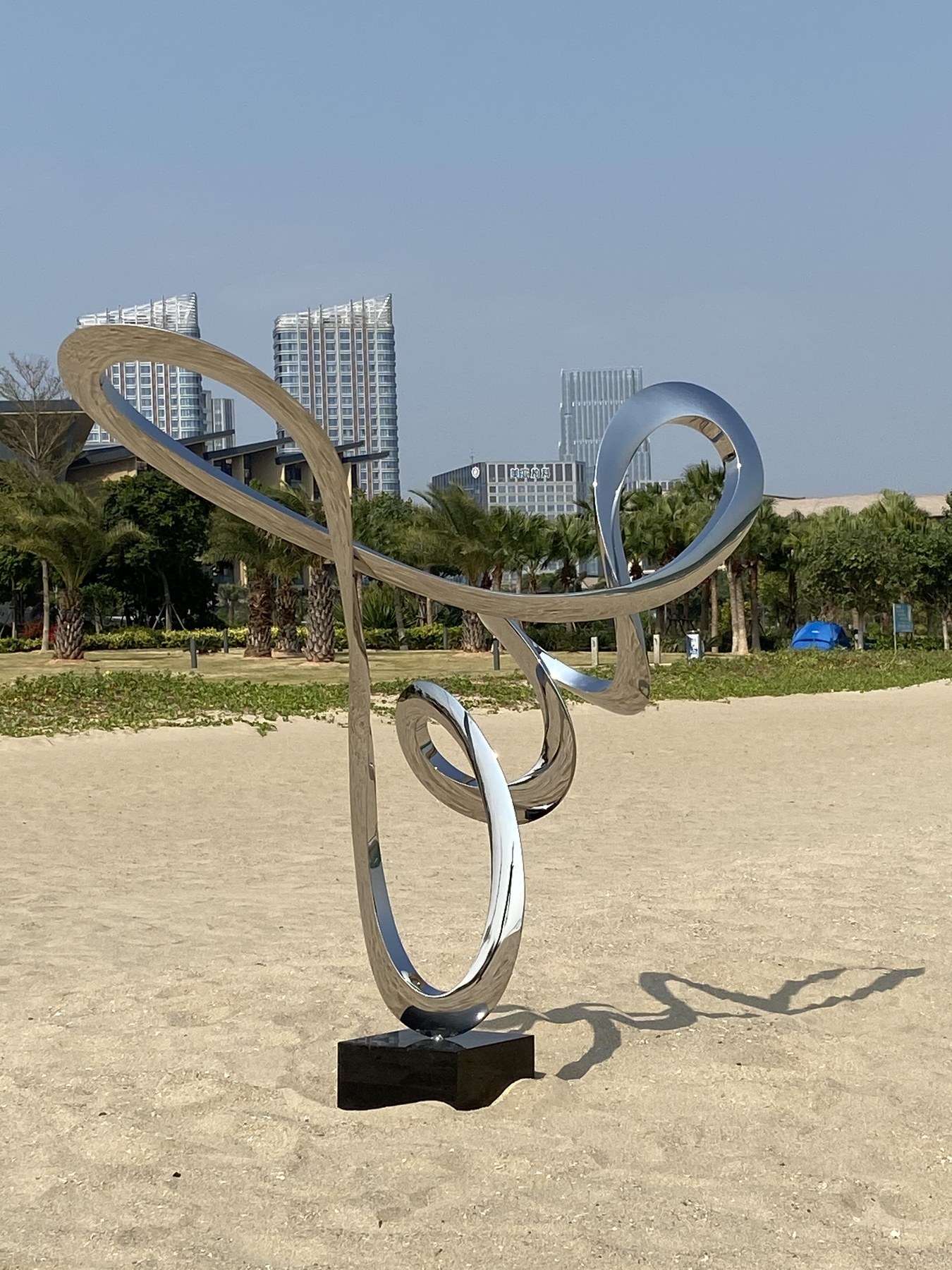 Front view of the same reflective loop sculpture