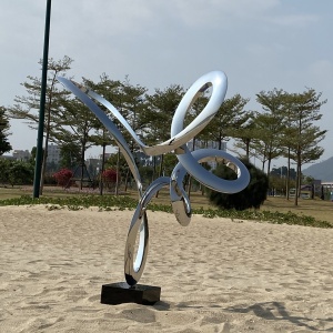 Mirror finish and curved transition detail on the same sculpture