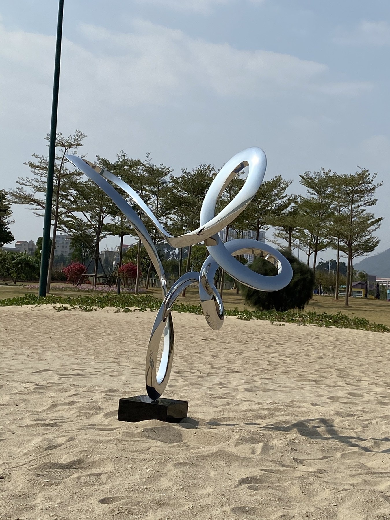 Mirror finish and curved transition detail on the same sculpture