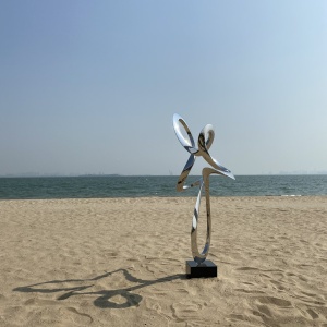 Side view of the same stainless steel ribbon sculpture