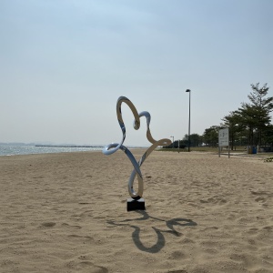 Curved mirror finish detail on the same ribbon sculpture