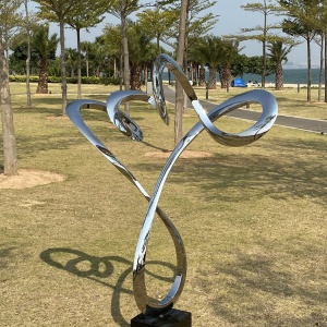 Mirror surface and curved junction detail on the same sculpture