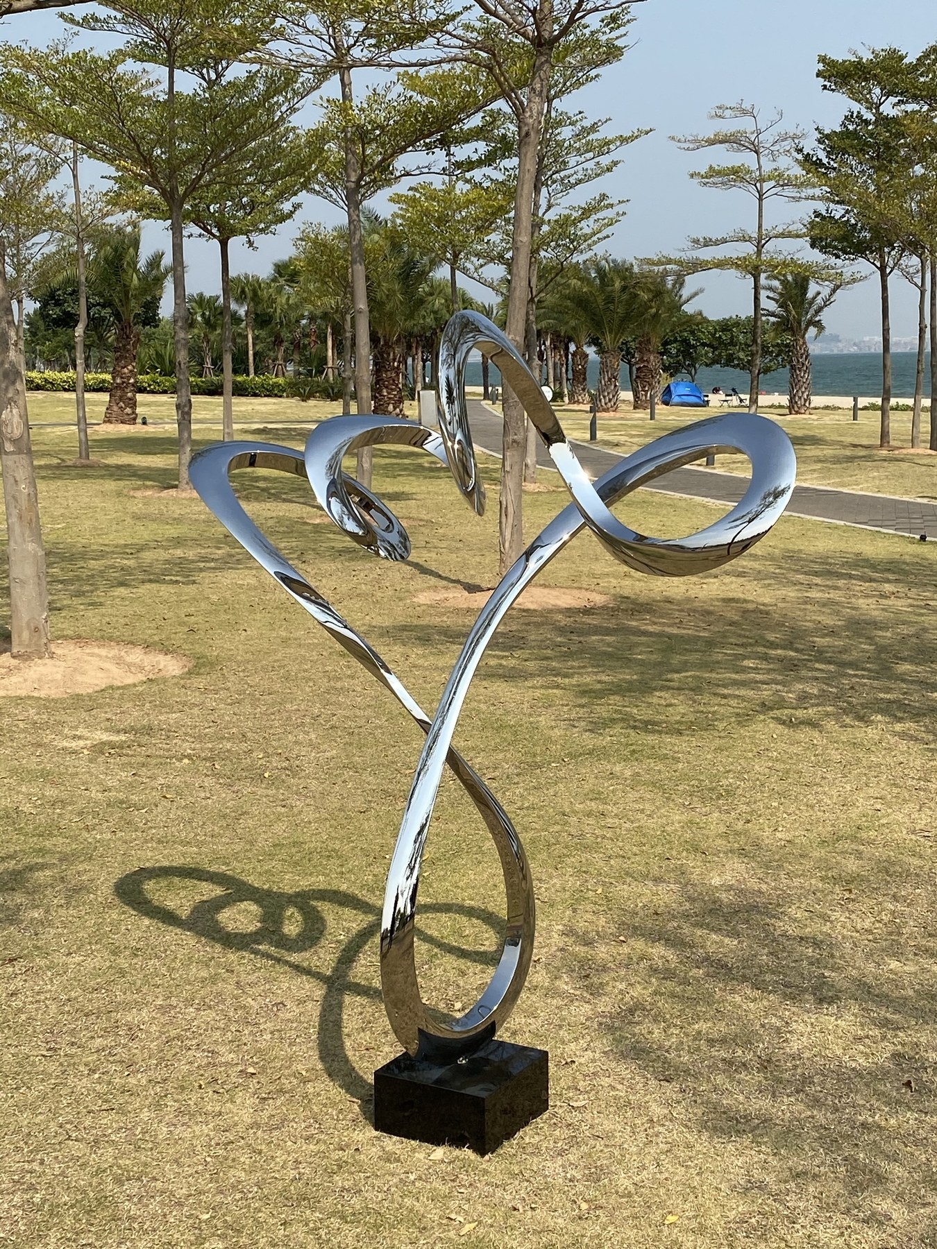 Mirror surface and curved junction detail on the same sculpture