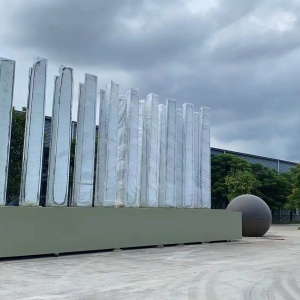 Full outdoor staging view of the same vertical blade sculpture project
