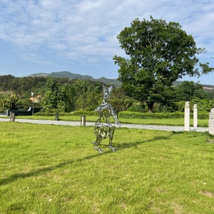 Landscape context for the same openwork kangaroo sculpture