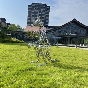 Installed stainless steel kangaroo sculpture from another viewing distance