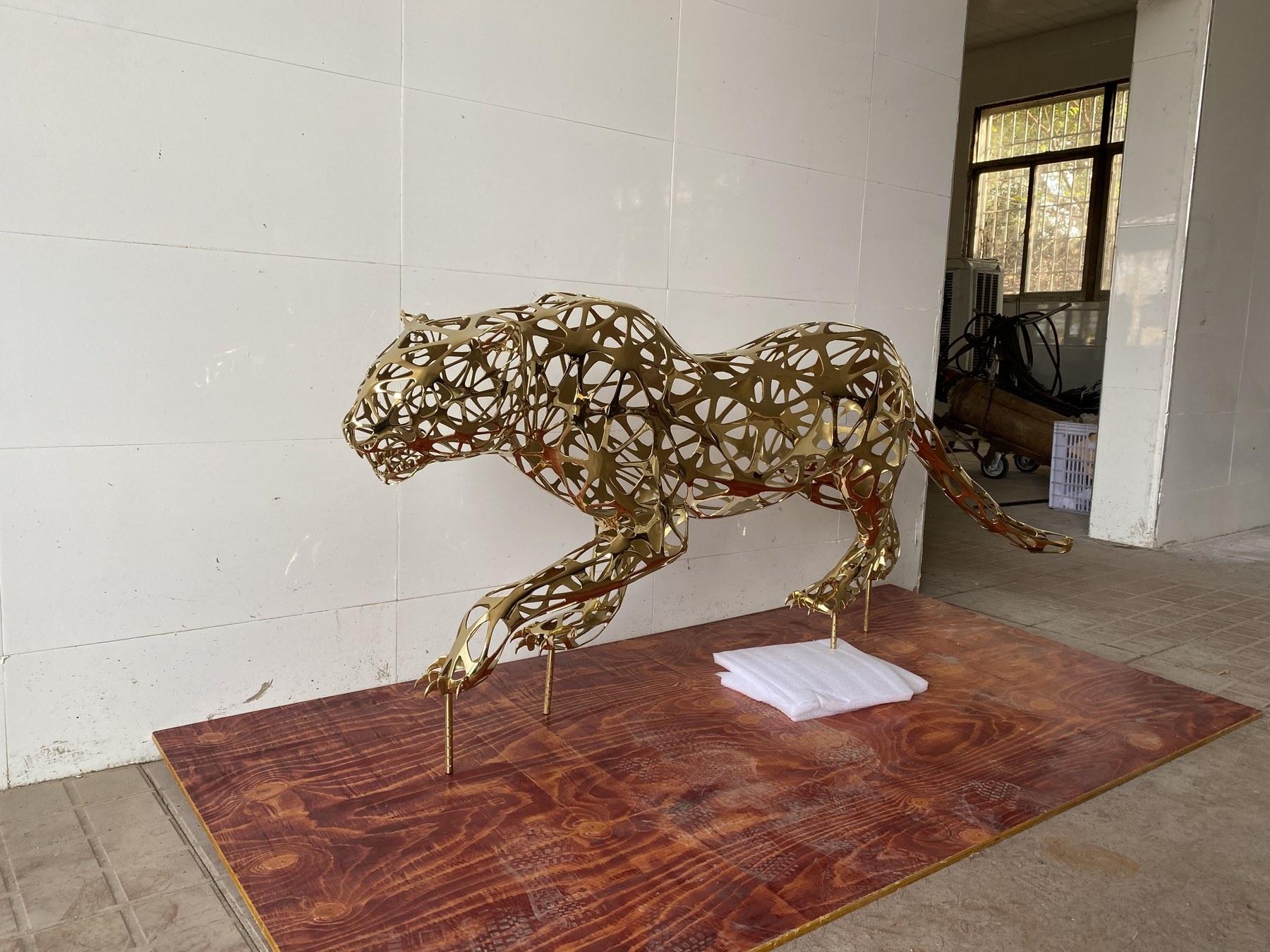 Finished gold openwork stainless steel leopard sculpture full profile