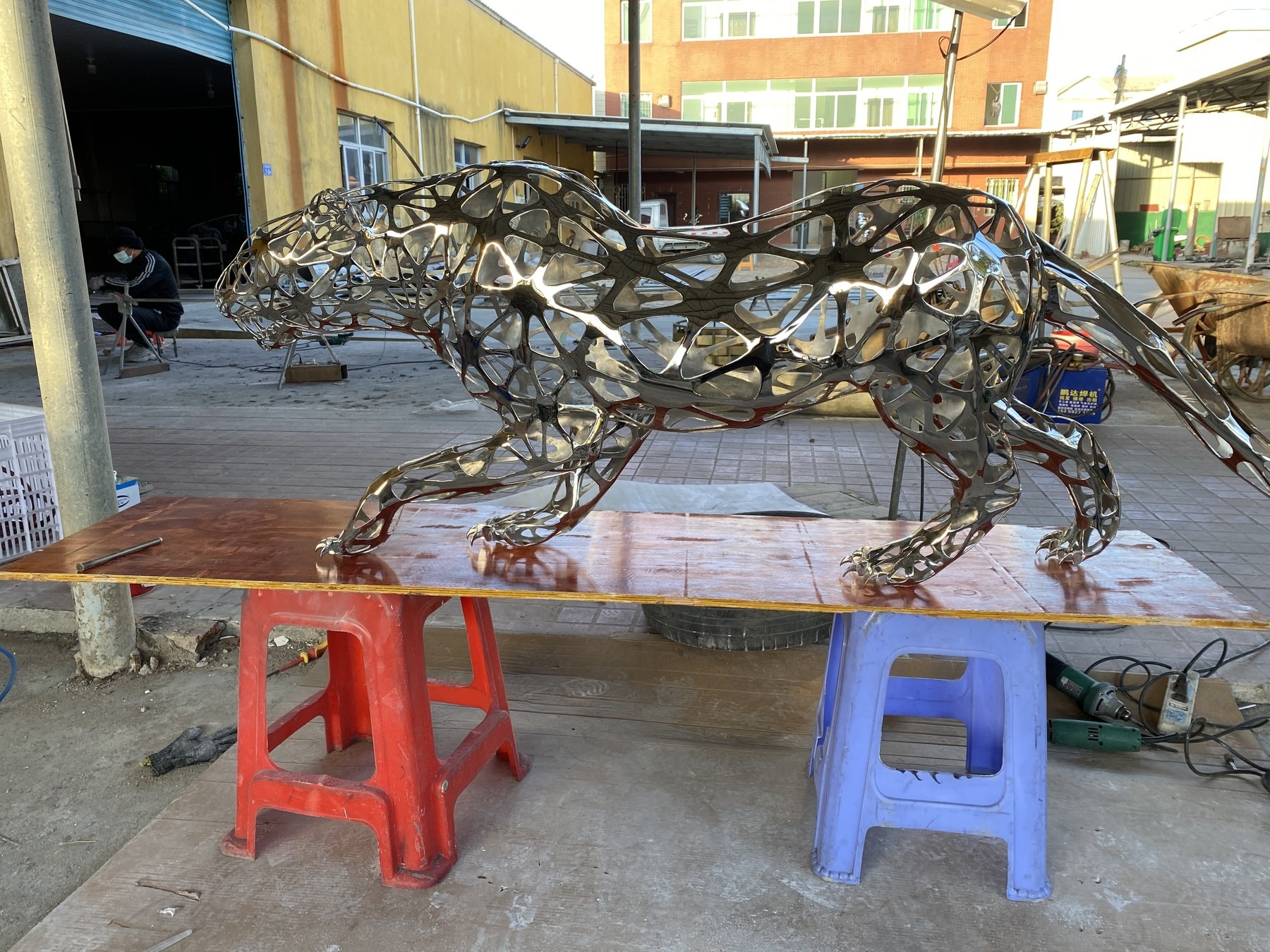 Openwork stainless steel leopard body and finish detail